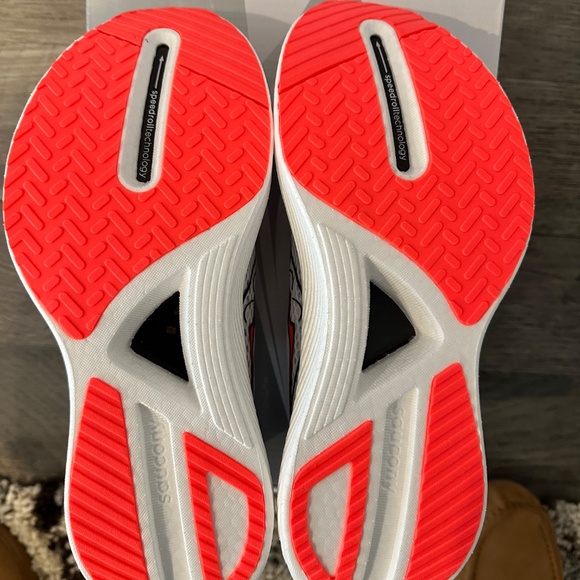 Saucony Endorphin Pro 3 - Brand New - Picture 3 of 5